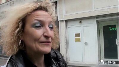 Béatrice, une mature aux gros seins fan de sodomie