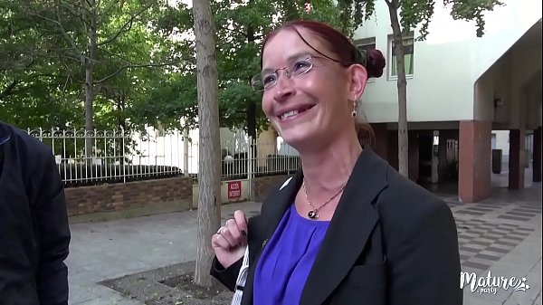 Sonia, mature gourmande, aime sucer des petits jeunes