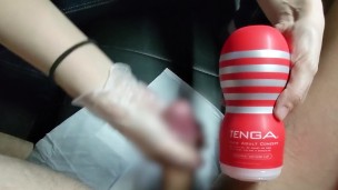 【個人撮影】素人カップル。車内。手コキング！！テンガで抜いてもらった。ビニ手袋はいた手こきを添えて。テンガと彼女と僕。3P