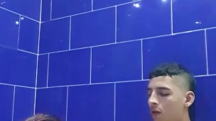 Me folla dentro del jacuzzi y me trago su gran semen