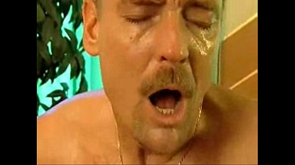 Karma Rosenberg en el Baño