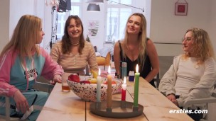 Ersties – Wilde Jenga Dare Orgie mit 4 heißen Mädchen